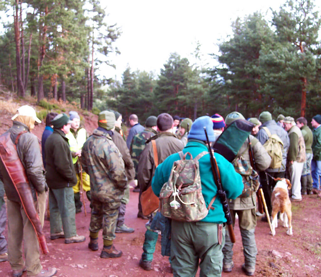 Grupo de cazadores programando la jornada en la sierra de Cameros